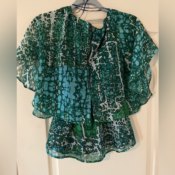 Jennifer Lopez Sleek Green Patterned Large Tiered Sleeve Blouse Women’s size S - Picture 5 of 15